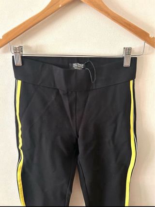 Leggings Zara negros con rayas amarillas