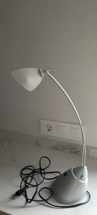 Lámpara de escritorio plateada y blanca