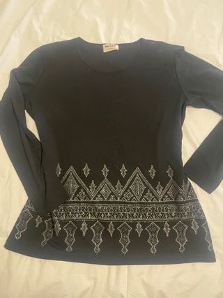 Camiseta negra HUCKLE con detalles plateados