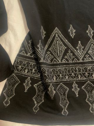 Camiseta negra HUCKLE con detalles plateados