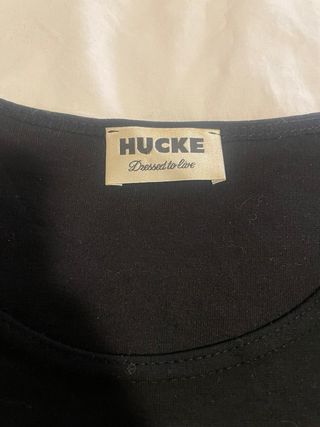 Camiseta negra HUCKLE con detalles plateados