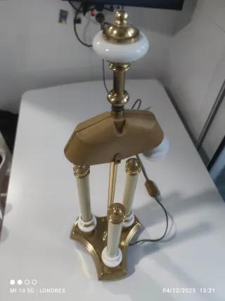 Lámpara de pie dorada y blanca