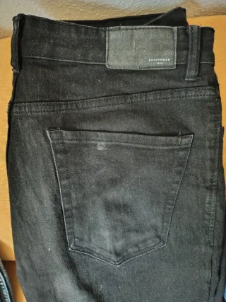 Lote 4 Pantalones Vaqueros, 1 de ellos Levi's