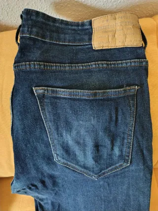 Lote 4 Pantalones Vaqueros, 1 de ellos Levi's