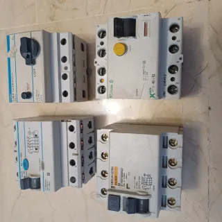 4 Interruptores Diferenciales Merlin Gerin y Hager