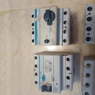 4 Interruptores Diferenciales Merlin Gerin y Hager