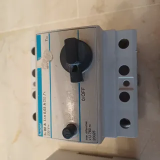 4 Interruptores Diferenciales Merlin Gerin y Hager