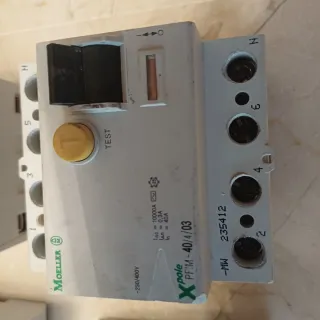 4 Interruptores Diferenciales Merlin Gerin y Hager