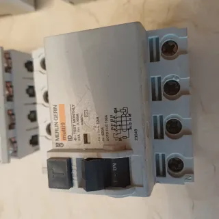 4 Interruptores Diferenciales Merlin Gerin y Hager