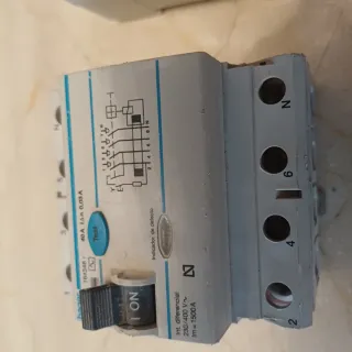 4 Interruptores Diferenciales Merlin Gerin y Hager