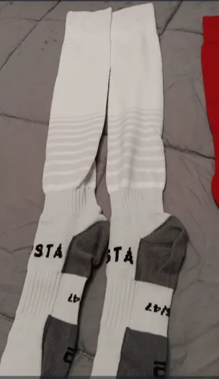 Calcetas de fútbol blancas y grises