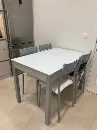 Mesa extensible y 4 sillas