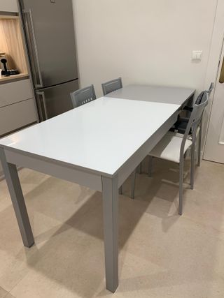 Mesa extensible y 4 sillas