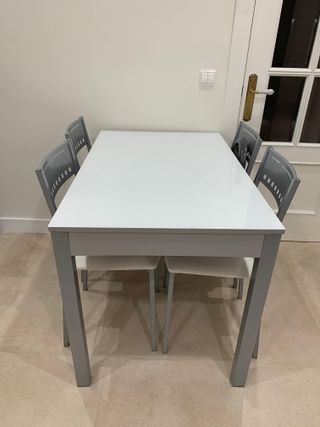Mesa extensible y 4 sillas