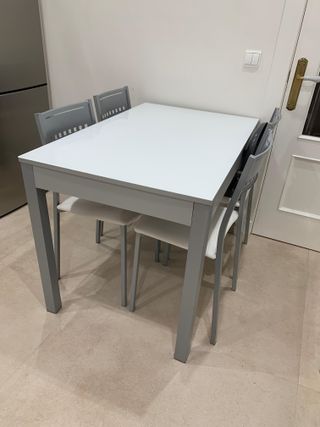 Mesa extensible y 4 sillas