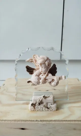 Decorazione angioletto su base floreale