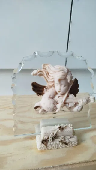 Decorazione angioletto su base floreale