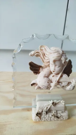 Decorazione angioletto su base floreale