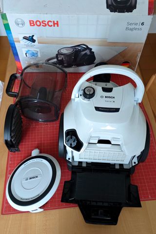 Aspirapolvere senza sacchetto Serie 6 BGS41K332