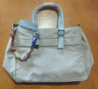 Bolso Parfois Nylon Beige con Colgante Parfois