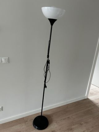 Lámpara de pie negra