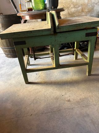 Báscula antigua de madera verde