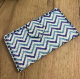 Cartera de piel grande con diseño zig-zag