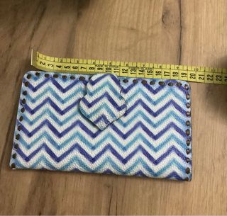 Cartera de piel grande con diseño zig-zag