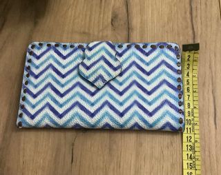 Cartera de piel grande con diseño zig-zag
