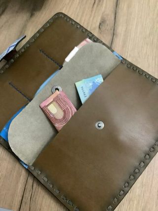 Cartera de piel grande con diseño zig-zag