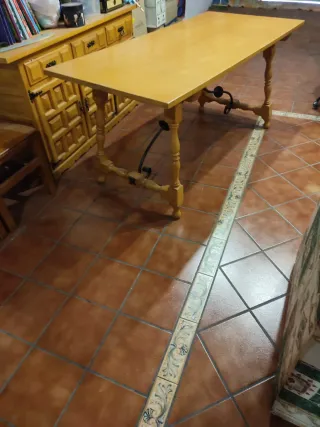 Mesa de madera y metal