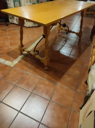 Mesa de madera y metal