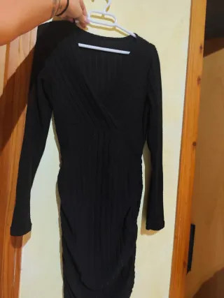 Vestido negro escote cruzado manga larga