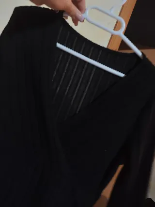 Vestido negro escote cruzado manga larga