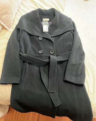 Abrigo negro con cinturón