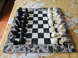 Scacchiera in marmo e onice