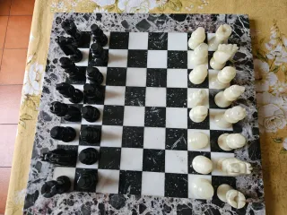Scacchiera in marmo e onice
