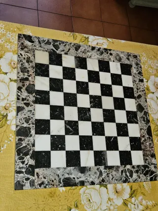 Scacchiera in marmo e onice