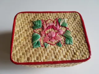 Antigua cajita mimbre bordado