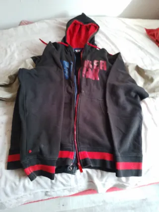 Sudadera con capucha hombre negra y roja