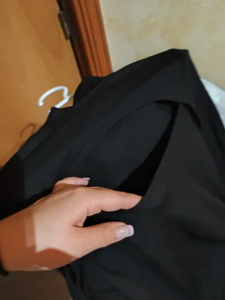 Vestido negro con escote frontal