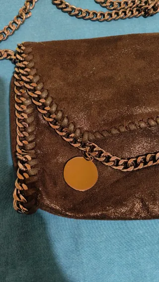 Bolso negro con cadena plateada es un poco brillan