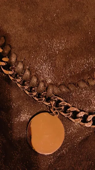 Bolso negro con cadena plateada es un poco brillan