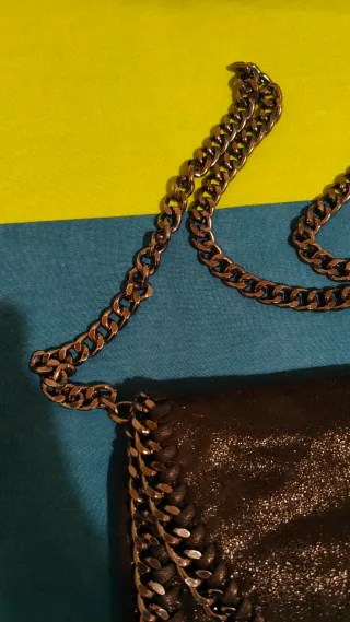 Bolso negro con cadena plateada es un poco brillan