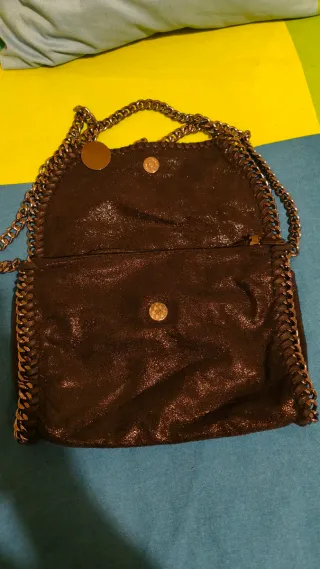 Bolso negro con cadena plateada es un poco brillan