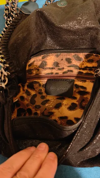 Bolso negro con cadena plateada es un poco brillan