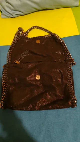 Bolso negro con cadena plateada es un poco brillan