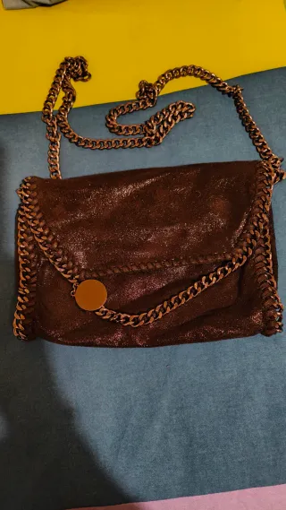 Bolso negro con cadena plateada es un poco brillan