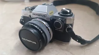 Cámara Olympus OM10 con objetivos, flax y bolsa