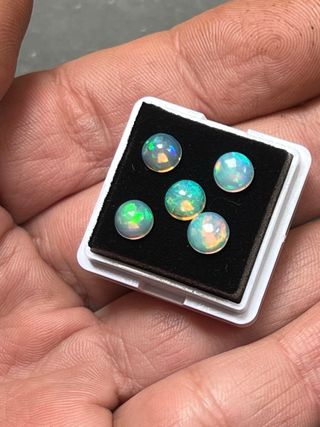 Lotto 5 Opali Etiopi Cabochon 6x6 mm 2.45 ct
